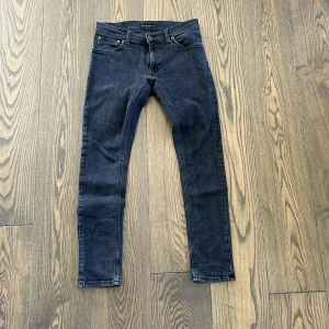 Svarta jeans från Nudie Jeans - Hej säljer mina nudie jeans i tight terry den är i strl 30/30 och i bra skick:pris 399