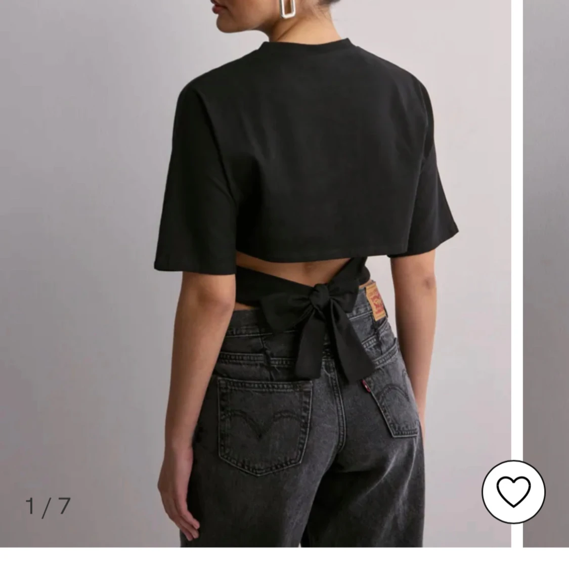 Svart croppad t-shirt med knyt i ryggen