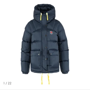 Mörkblå dunjacka från Fjällräven - Säljer denna jätte fina mörkblå fjällräven i storlek M, Expedition down lite Jacket, super fint skick, skriv om ni undrar nått mer eller vill ha fler bilder, jag är 168cm!