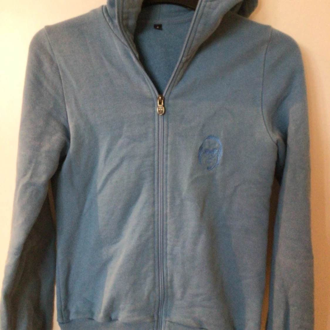 Blå hoodie med dragkedja