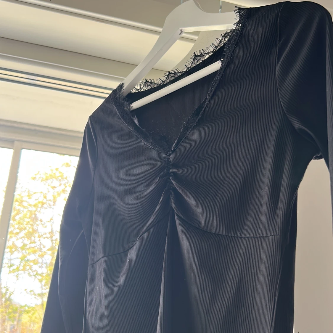 Svart långärmad topp med spetsdetalj - 1