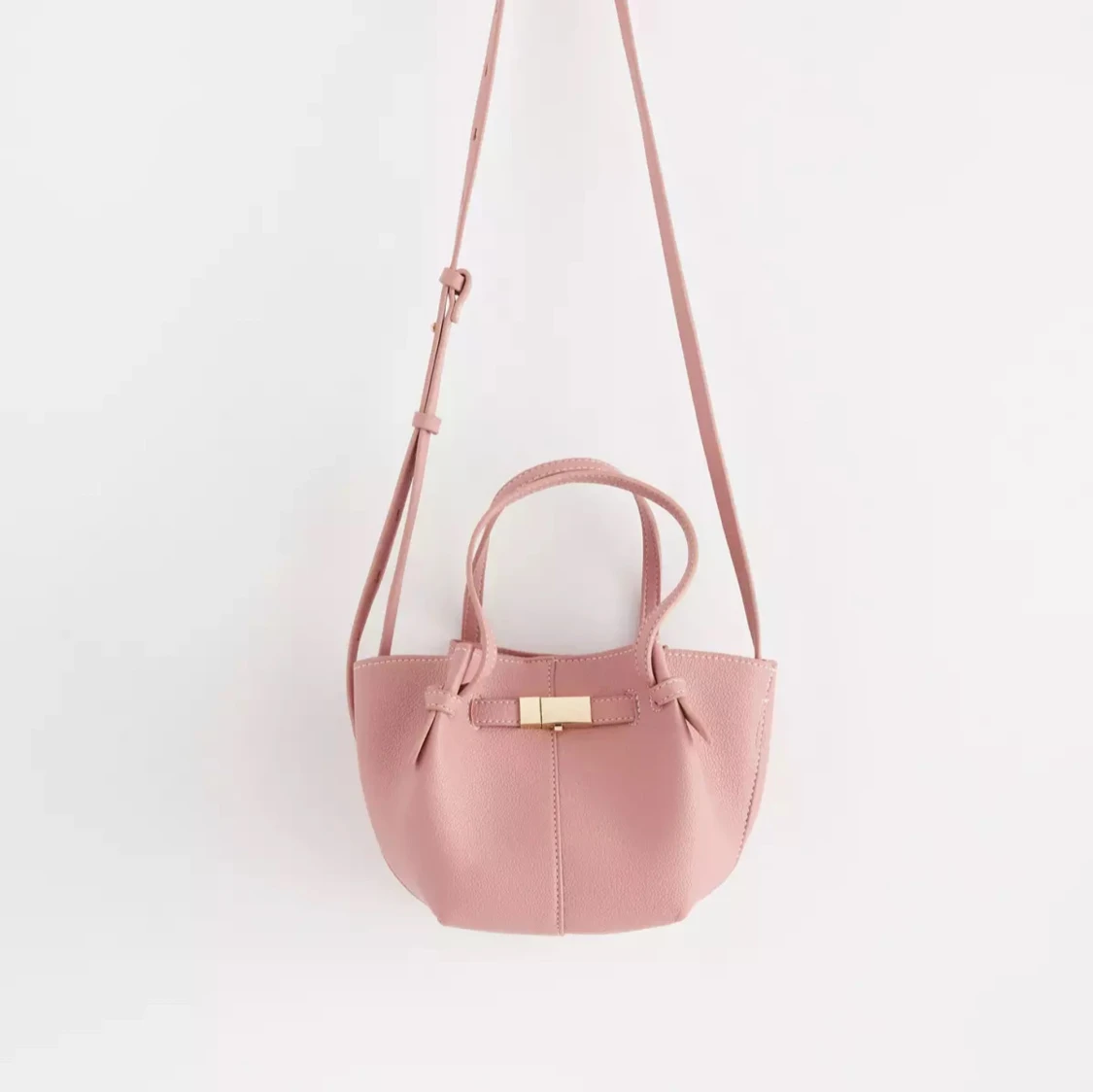 Rosa axelväska med rosettdetalj