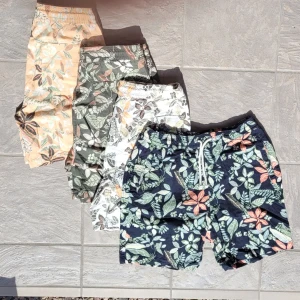 PAKET 4 par HERR Linneshorts Small+Medium - Fyra par shorts i linneblandning i storlek S o M från Lager157 i rak modell. Alla har snörning i midjan och är perfekta för sommaren i svalt skönt tyg. Säljer helst som paket 150kr för alla! Annars 50kr styck. 