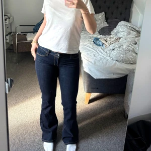 Cheap Monday jeans  - Säljer mina snygga mörkblåa lågmidjade bootcut ”Cheap Monday”  jeans som är köpa ifrån weekday, säljer pågrund av att dom inte kommer till någon användning😊Har använt dom ca en gång så dom är i ett nyskick💕Modellen på jeansen heter ”Cheap Monday Booty Bei Low Waist Skinny Bootcut Jeans Blue Top Rinse”. Storlek 30/32 men sitter bra på mig som brukar ha S/M och är ca 168 cm lång!! Nypris ca 400 kr