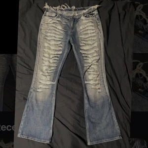 Blå bootcut jeans från jaded london  - Säljer ett par blå bootcut jeans från jaded london. i super bra skick midjemått:41cm benöppning 26cm ytterben 107cm