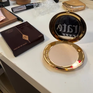 Charlotte Tilbury Airbrush Flawless Finish puder - Säljer denna helt nya pudern från charlotte tilbury , den är helt oanvänd förutom att jag har testat bara en gång färgen och märkte att det inte min färg. Den kommer med tillomed orginalförpackningen. Den är i färgen (1fair), nytt pris är 629kr  