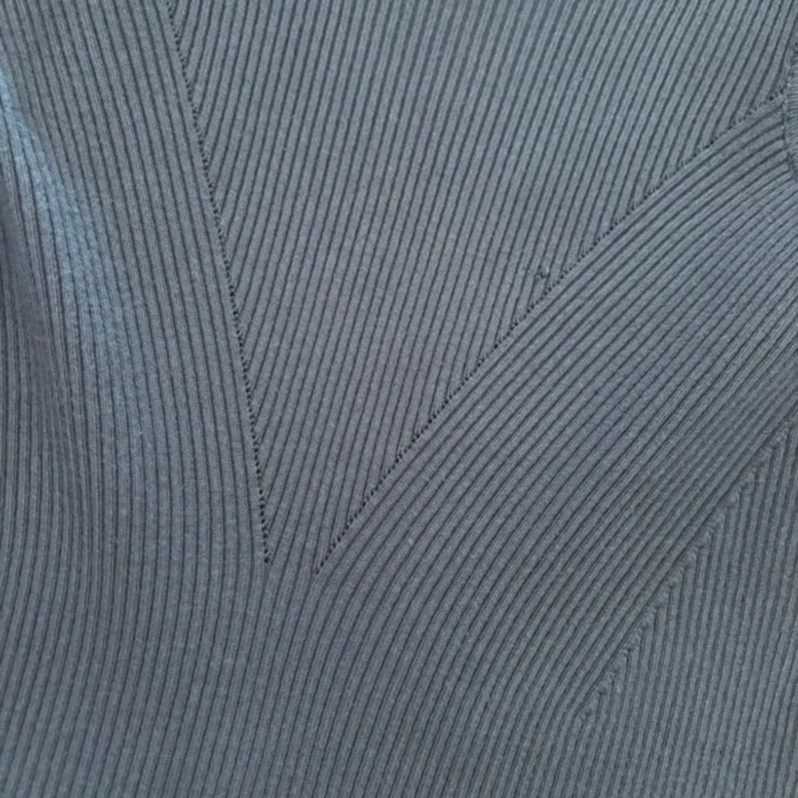 Mörkblå ribbad topp med cut-out axlar - 2