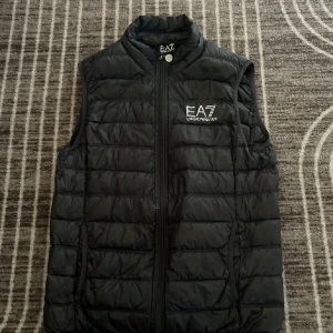  EA7 Emporio Armani Väst - Rökfri så ingen rök lukt ny skick nästan helt oanvänd. Vid frågor är det bara att skriva 