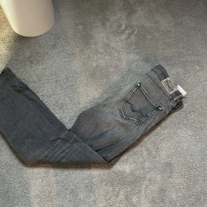 Replay grå jeansbyxor - Replay  - Modell:Thad - Storlek: 16 years/ Skulle tippa på w28/L32 skick: 8,5/10 - Nypris runt 800kr Tar emot byten!