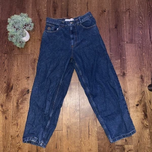 Blå jeans från Polar Skate Co. - Brand: Polar Skate Co. 📐 Size: S 🎨 Color: Dark blue 🧵 Material: Main fabric: 100% cotton Lining: 50% cotton, 50% polyester 👕 Fit: Oversized 📏 Length: Regular ⭐ Condition: Like new ⚠️ Defects: None