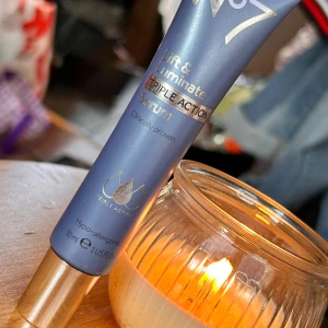 No7 Lift & Luminate Triple action serum! - No7 Lift & Luminate Triple action serum. 30 ml. Oanvänt.