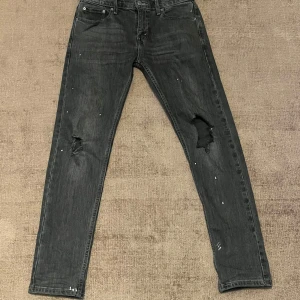 Levis 512  - Säljer dom här Levis jeansen, sjukt snygga och nice passform, sitter slim men inte för tight. Storlek 29/32 och passar tts. För fler frågor eller bilder skriv 