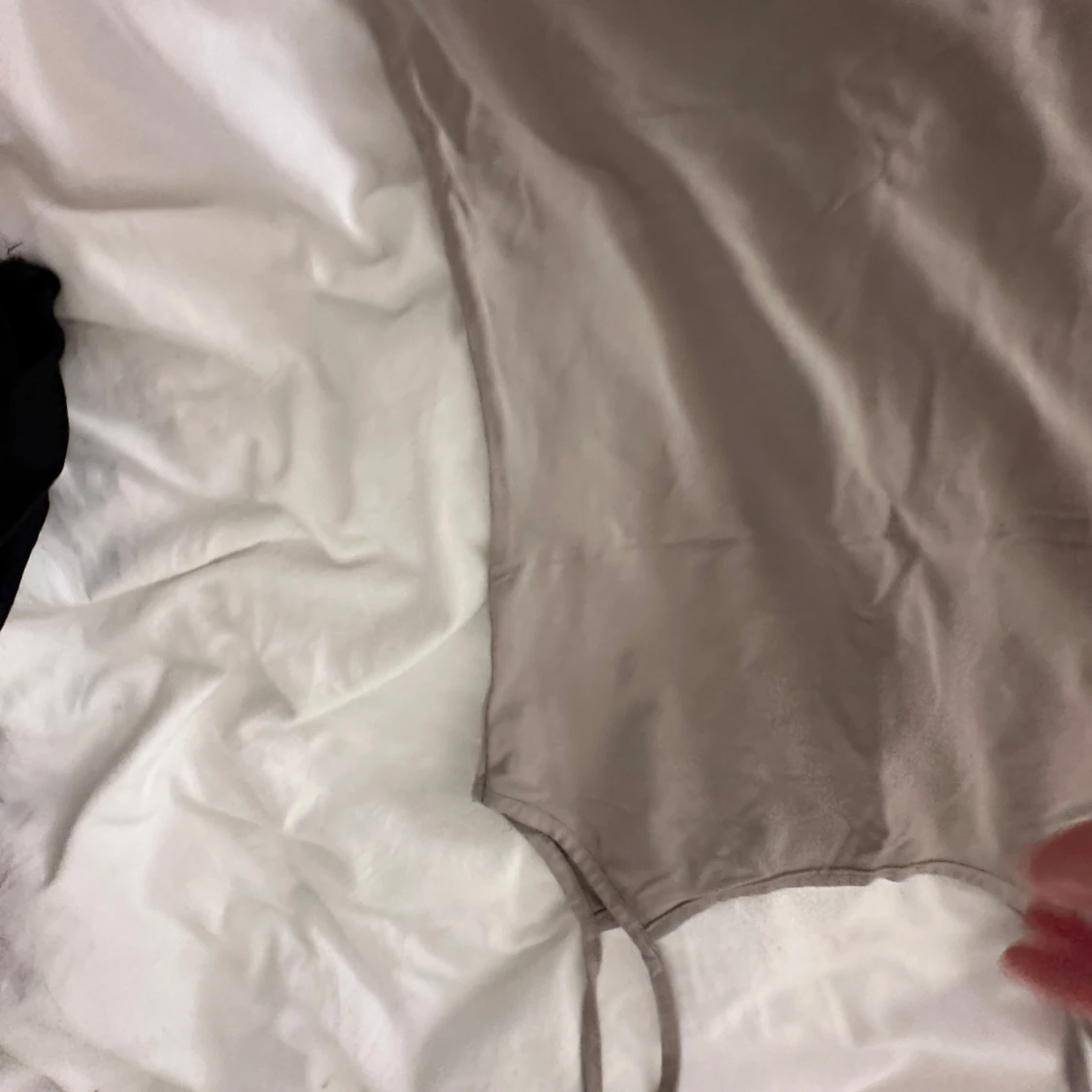 Beige satinlinne med smala axelband