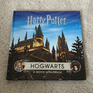Harry Potter: Hogwarts - A Movie Scrapbook - En illustrerad bok om Hogwarts från Harry Potter-filmerna. Innehåller fakta, bilder och interaktiva inslag om skolan, elevhemmen och filmens miljöer. Perfekt för fans som vill veta mer om magins värld och filmens skapande.