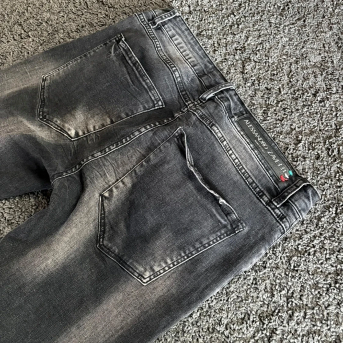 Grå slitna jeans från Alessandro Zavetti - 2