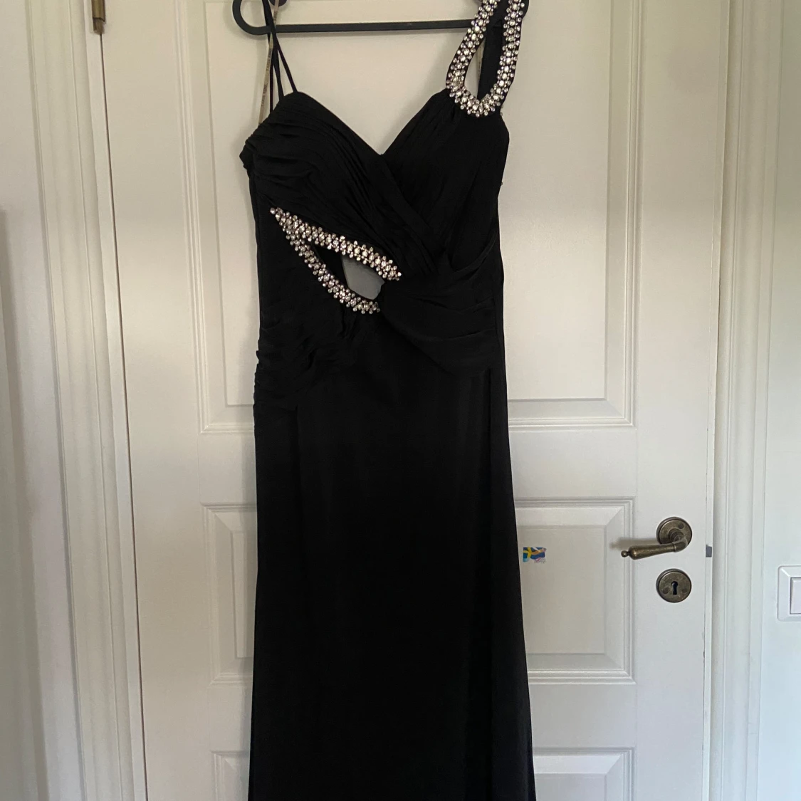 Svart långklänning med diamant detaljer
