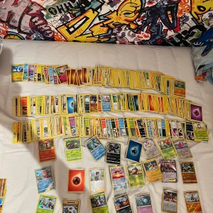 Stor samling Pokémonkort - Säljer en stor samling Pokémonkort med blandade energikort, tränarkort och många olika Pokémon från flera generationer. Flera kort med holografisk effekt och olika typer, inklusive vatten, eld, gräs och mörker. Perfekt för samlare eller spelare som vill bygga sin lek.