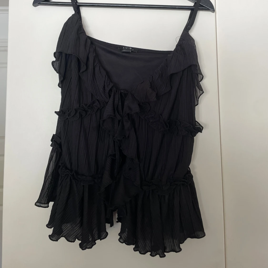 Svart volangig linnetopp med knyt - 2