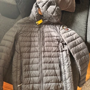 Grå  Parajumper jacka  - Väldigt sliten massa hål som man ser på bilderna storlek s 