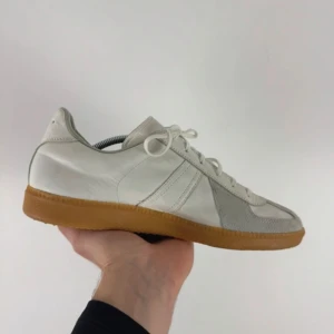 Vintage gats - Snygga vita gats med en klassisk design och gummisula i brunt. Skorna har snörning och en rund tå, vilket ger en tidlös look. Perfekta för en stilren vardagsstil. Defekt syns på 3,5 bilderna. Storlek 42 men passar 43