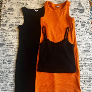 Svart och orange ribbad klänning och topp  - Säljer en svart ribbad klänning och en orange ribbad klänning från Cubus. Toppen är svart och har spätts, den är från H&M 🖤🧡jag säljer detta som ett sätt. Skicka till mig för mer info och pris kan diskuteras.😊