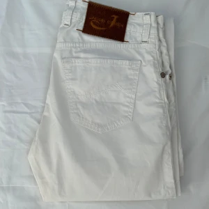 Vita jeans från Jacob Cohen - Stilrena Jacob Cöhen jeans som passar magiskt till sommaren! Storlek 32, passar mig perfekt som är 180 cm lång! 