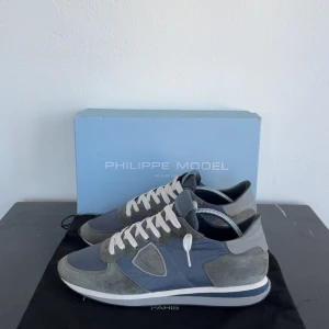 Philippe model  - Säljer nu dessa Philippe model i storlek 41. Fint skick men har lite skador se bild 5. Skorna är lite snea tyvärr.  Obs endast skorna ingår! Hör av dig vid frågor! 