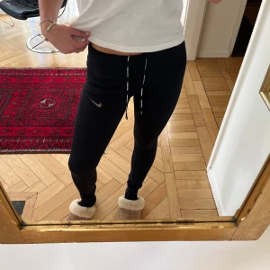 Träningsbyxor från Nike - Svarta träningsbyxor från Nike. Bra skick! 