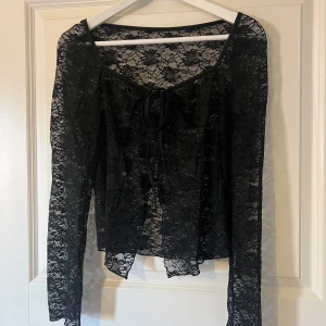 Spets topp med knytning - Spets topp med knytning och öppen slits vid magen. Storlek M. Knappt använd. 80kr + frakt💕