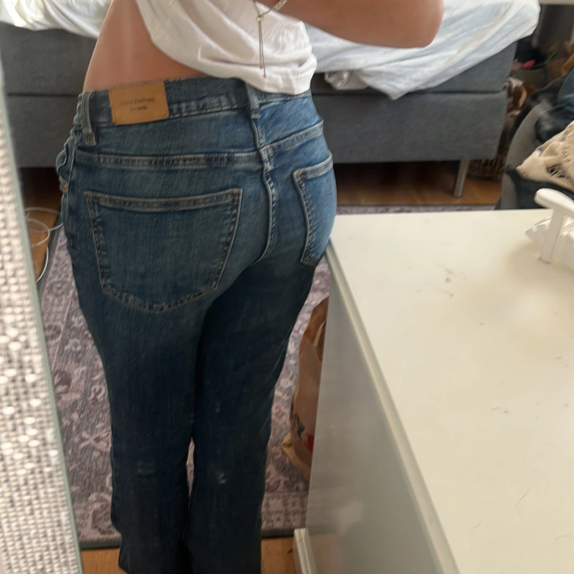 Blå jeans med slitningar - 1