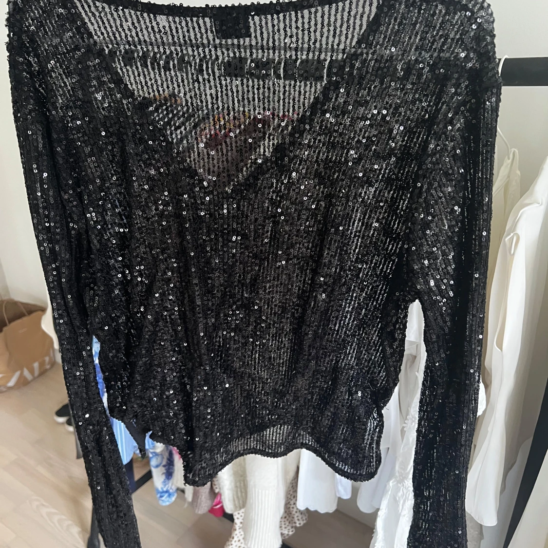Svart glittrig tröja från Gina - 1