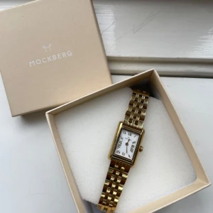 Guldfärgad klocka från Mockberg - Trendig guldfärgad klocka från Mockberg med den mindre urtavlan. Extra länkar medföljer om man skulle behöva justera storleken. Använt den sparsamt och säljer eftersom att den inte kommer till användning💕💕 