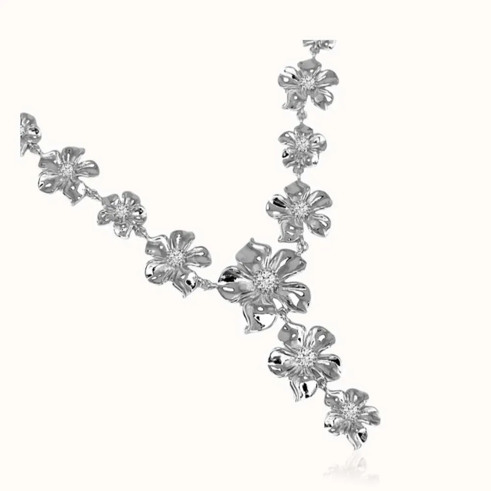 Oanvändt och populärt halsband från iokau💖. Asusteet.