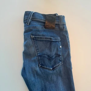  Replay jeans (ANBASS) - ** Replay jeans!**  Jag säljer ett par Replay jeans. Jeansen är i hyfsat bra skick och finns i stl (30)  Tveka inte att höra av dig om du har några frågor eller funderingar!