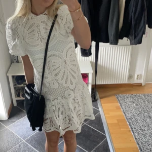Vit spetsklänning - Säljer nu min vita spetsklänning med puff ärmar och volangdetaljer. Köpte den på raglady för 600kr och den är endast andvända en gång. I nyskick💕💕