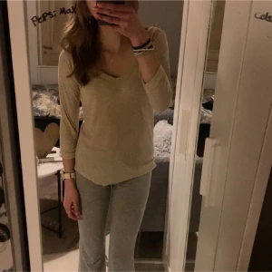 Beige trekvartsärmad topp - Jättefin tröja som jag inte fått till använding!💞 storlek M men skulle säga att den mer är S
