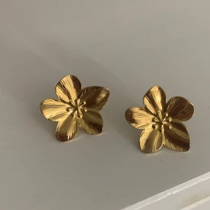 Blommörhängen - Trendiga blommörhängen i guld. Säljer då dem inte är min stil och nästintill oanvända!! Inga defekter❤️köpta på Plick!