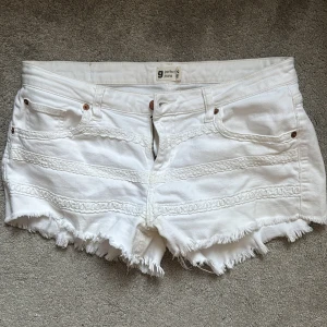 Vita jeansshorts från Perfect Jeans - Snygga vita jeansshorts från Perfect Jeans med fransiga kanter och dekorativa sömmar. Det står 42 i storleken men passar mig perfekt som har 36/38🥰