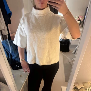 Stickad tröja från zara - Stickad tröja från Zara i oanvänt skick