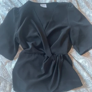 Blus - Supersöt blus från aware (vero moda), knappt använd så i superbra skick!!
