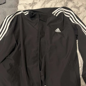Adidas Svart träningströja  - Säljs i nyskick helt oanvänd säljs för den inte passar mig, Storlek L passar även M