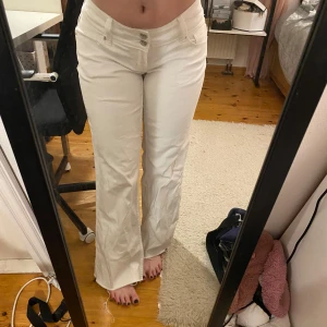 Vita lågmidjade jeans  - Jag säljer dessa supersnygga vita lågmidjade jeansen! Dom har tyvärr inte kommit till användning eftersom dom inte sitter tillräckligt tajt på mig vid låren. Jeansen är insydda vid midjan och passar mig som har S i byxor/jeans. Jeansen behöver definitivt strykas men är annars i mycket bra skick. 