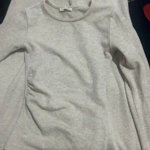 Beige mjukisbyxor från Pull&Bear - Säljer ett par bekväma grå mjukisbyxor från Pull&Bear som kommer med en tröja! Byxorna har en loose passform och är perfekta för en avslappnad stil. De är tillverkade i ett mjukt material som ger en skön känsla hela dagen. Om man vill köpa något av det separ så går det jätte bra att skriva det så kan vi diskutera pris!! 