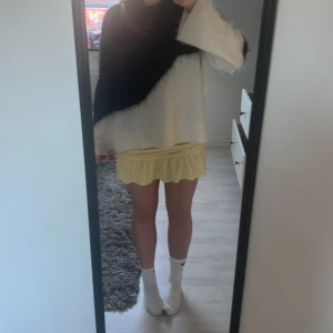 Kjol - Säljer Dena super härliga och fina kjol nu inför sommaren, super somrig färg. Kan även ha som top