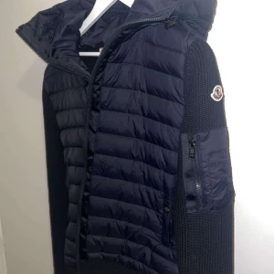 Mörkblå dunjacka från Moncler - Moncler Cardigan med nfc som bevisar att den är äkta den är helt ny säljer den för att vill spara pengar till något annat storlek L/M
