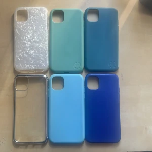 Fodral för mobiltelefon i olika färger och mönster - Säljer flera mobilfodral i olika färger och mönster.  25kr styck, marmorskal 25.                                     Finns att hämta i västra stockholm