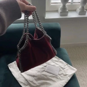 Stella McCartney Väska - Superfin Stella väska i bra skick, kedjan är lite rostig men det påverkar inte så mycket. Skriv för fler bilder! Mellan storleken!