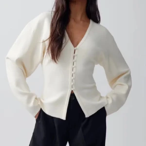 vit kofta från Gina Tricot - Jättefin kofta från Gina Tricot, nästan aldrig använd💕 inga defekter 💞