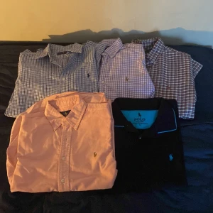 Ralph Lauren Bulk - ‼️3x långärmad skjorta, 1x kortärmad skjorta från Polo Ralph Lauren‼️  Märke: Polo Ralph Lauren 🏷️   Storlek: S-M📏   Passform: Olika 📌   Skick: ⭐️8.5-10/10⭐️   Fraktar: Inom 1 dag 📦   Separat pris: 1080 kr💸   Nytt pris: 800 kr🤝  ‼️Perfekt för att resella eller behålla själv‼️OBS: Svarta piketröjan längst ner till höger är såld