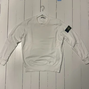 Stone Island Sweatshirt - Stone Island sweatshirt i vit säljes i ett bra skick, hör av er vid eventuella frågor!